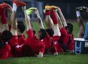 开云在线直播-运动员们在足球场上奋力拼搏，展现最佳状态