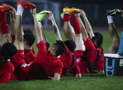 开云在线直播-运动员们在足球场上奋力拼搏，展现最佳状态