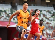 开云体育在线-运动员在赛场上挑战自我，超越极限