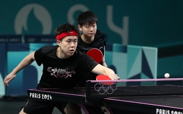 中国乒乓球队横扫法国乒乓球队，马龙送出助攻