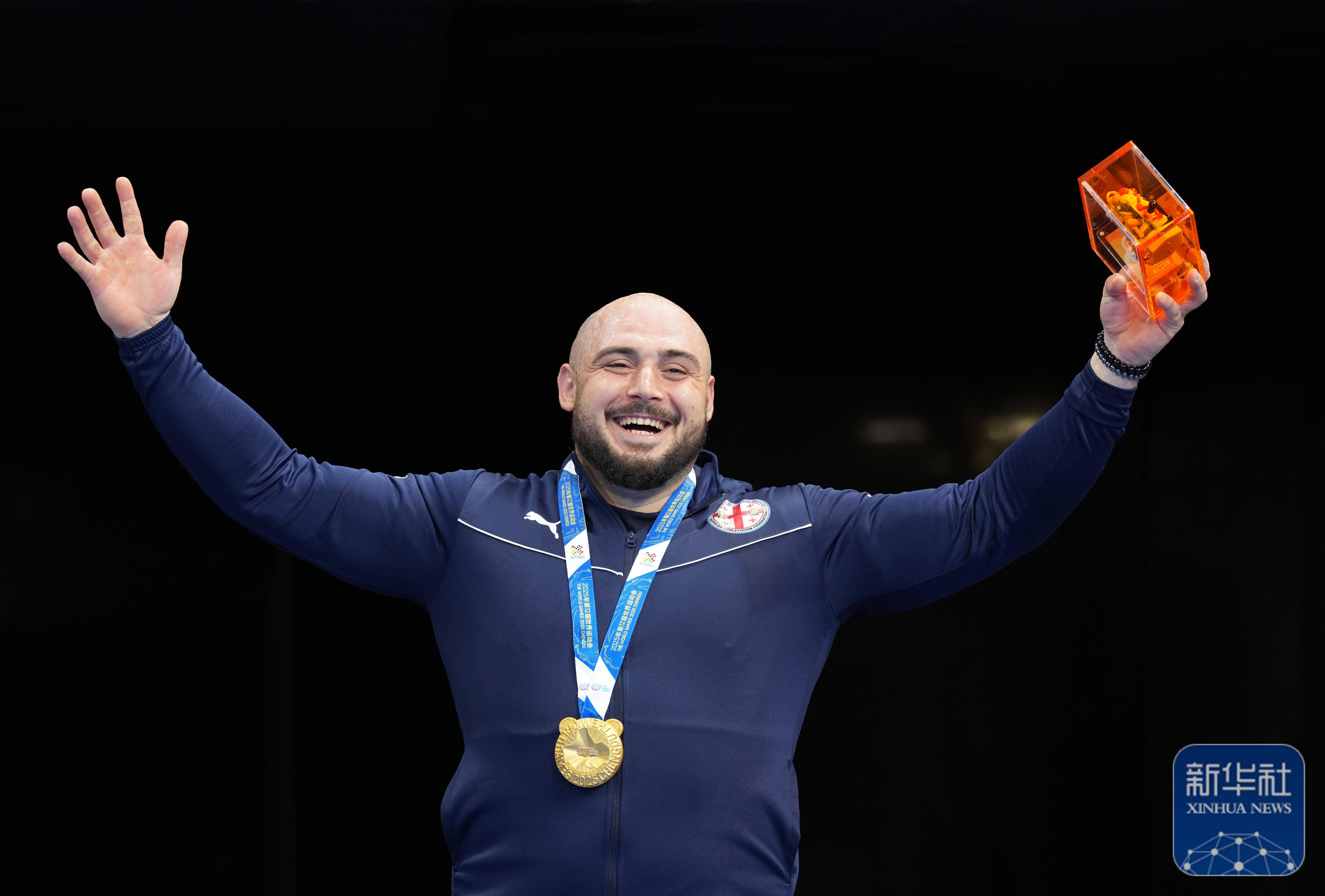 包含俄罗斯举重运动员刷新世界纪录，力压群雄的词条