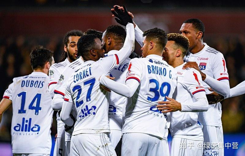 里昂新星闪耀舞台，助球队实现胜利