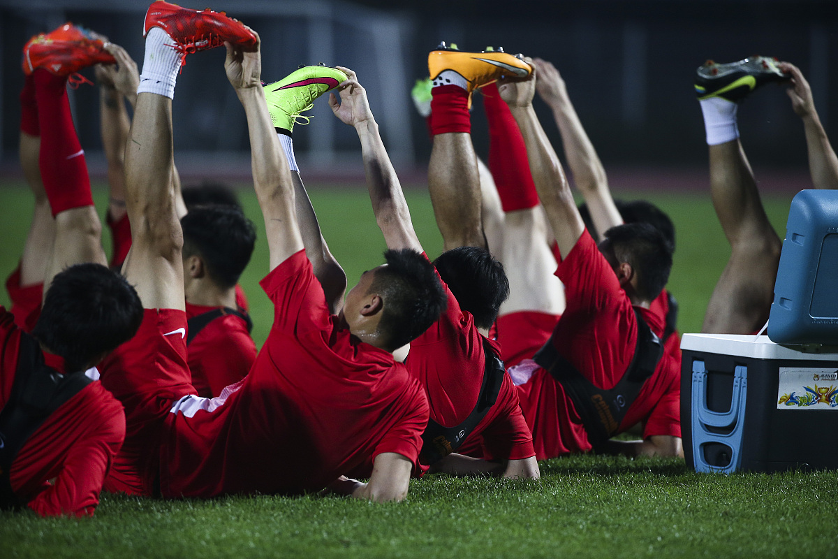 运动员们在足球场上奋力拼搏，展现最佳状态