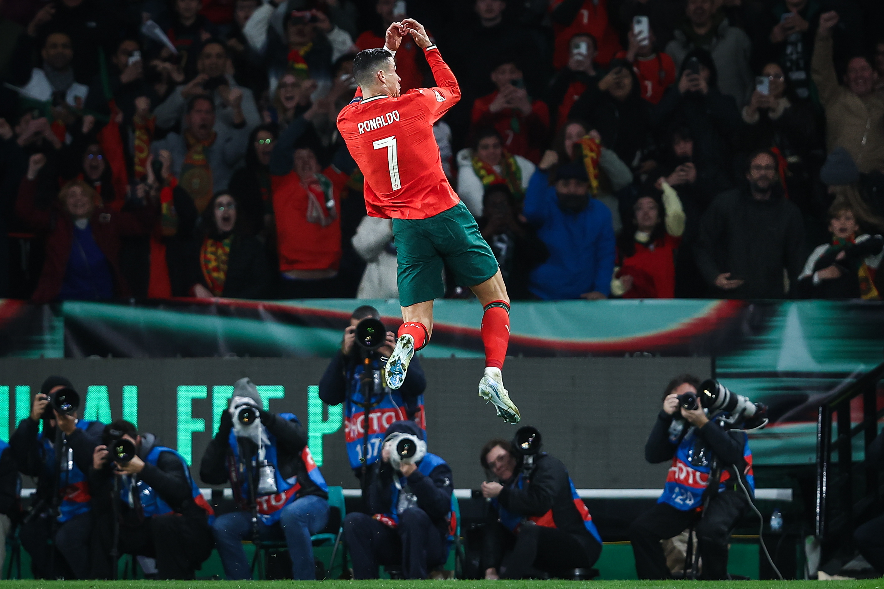 包含葡萄牙头号射手备战世界杯，瞄准胜利的词条