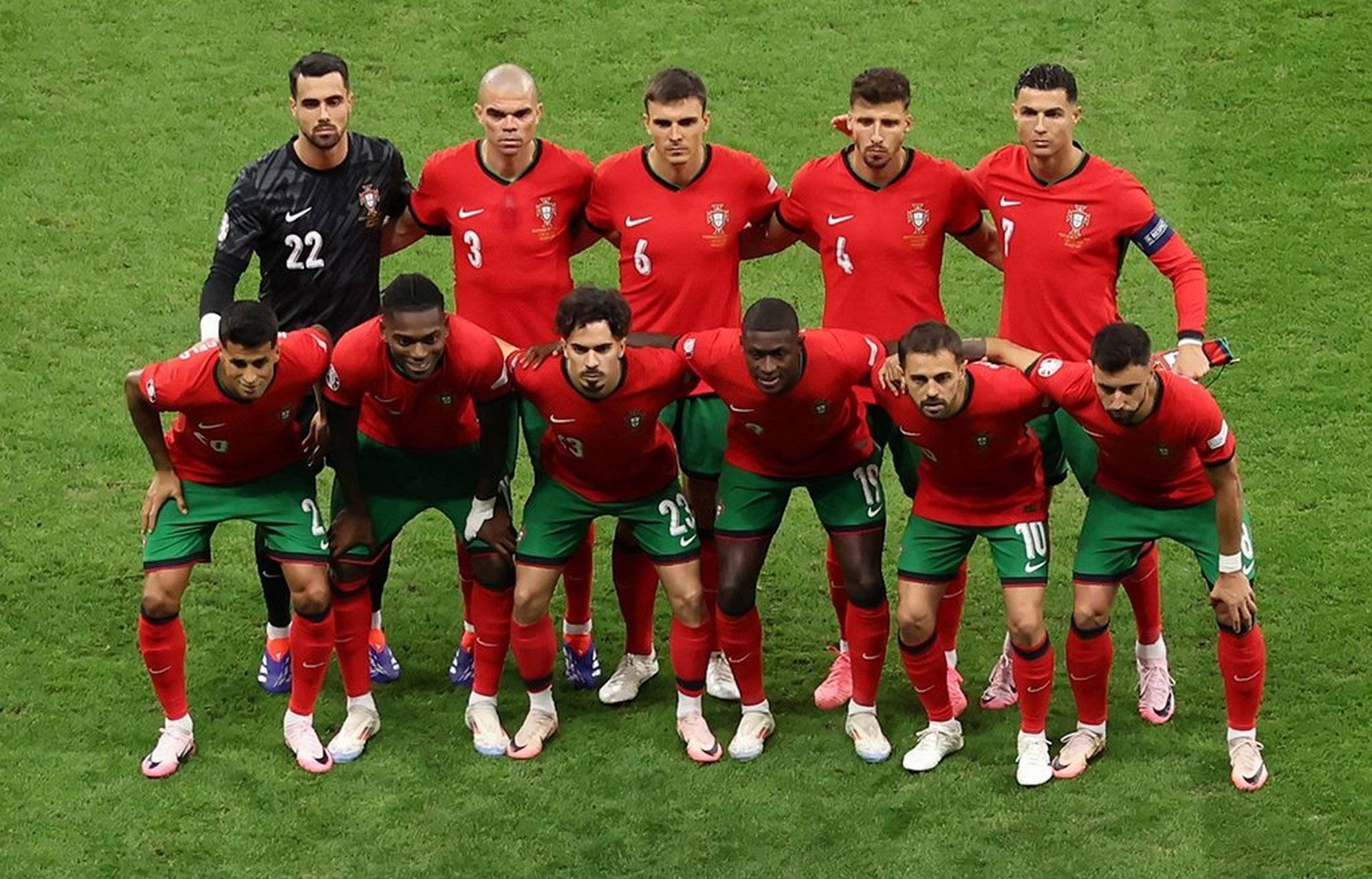 包含葡萄牙力争击败威尔士，备战决赛的词条