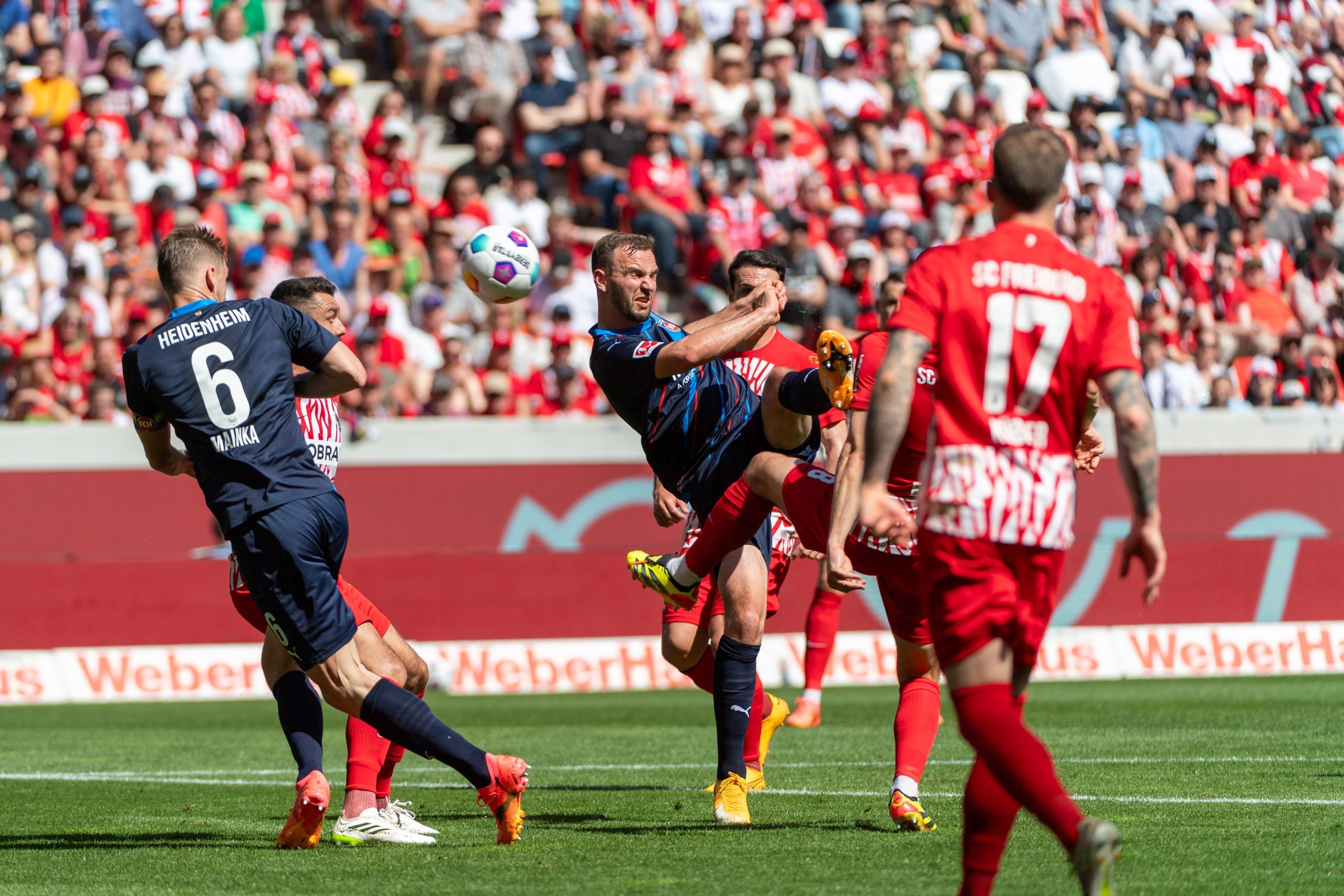 柏林赫塔队员争先恐后，助球队赢得胜利的简单介绍