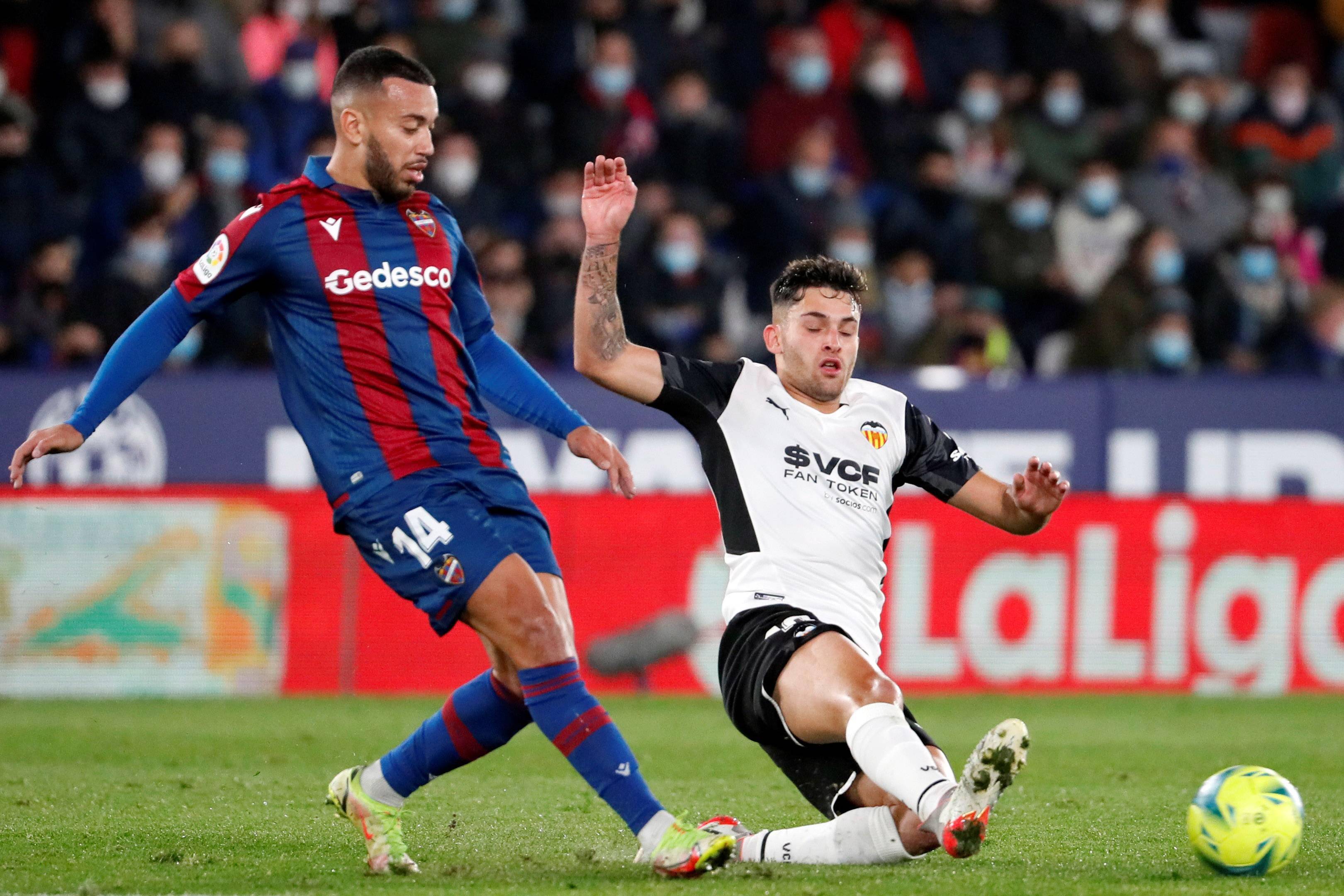 柏林赫塔队员争先恐后，助球队赢得胜利的简单介绍