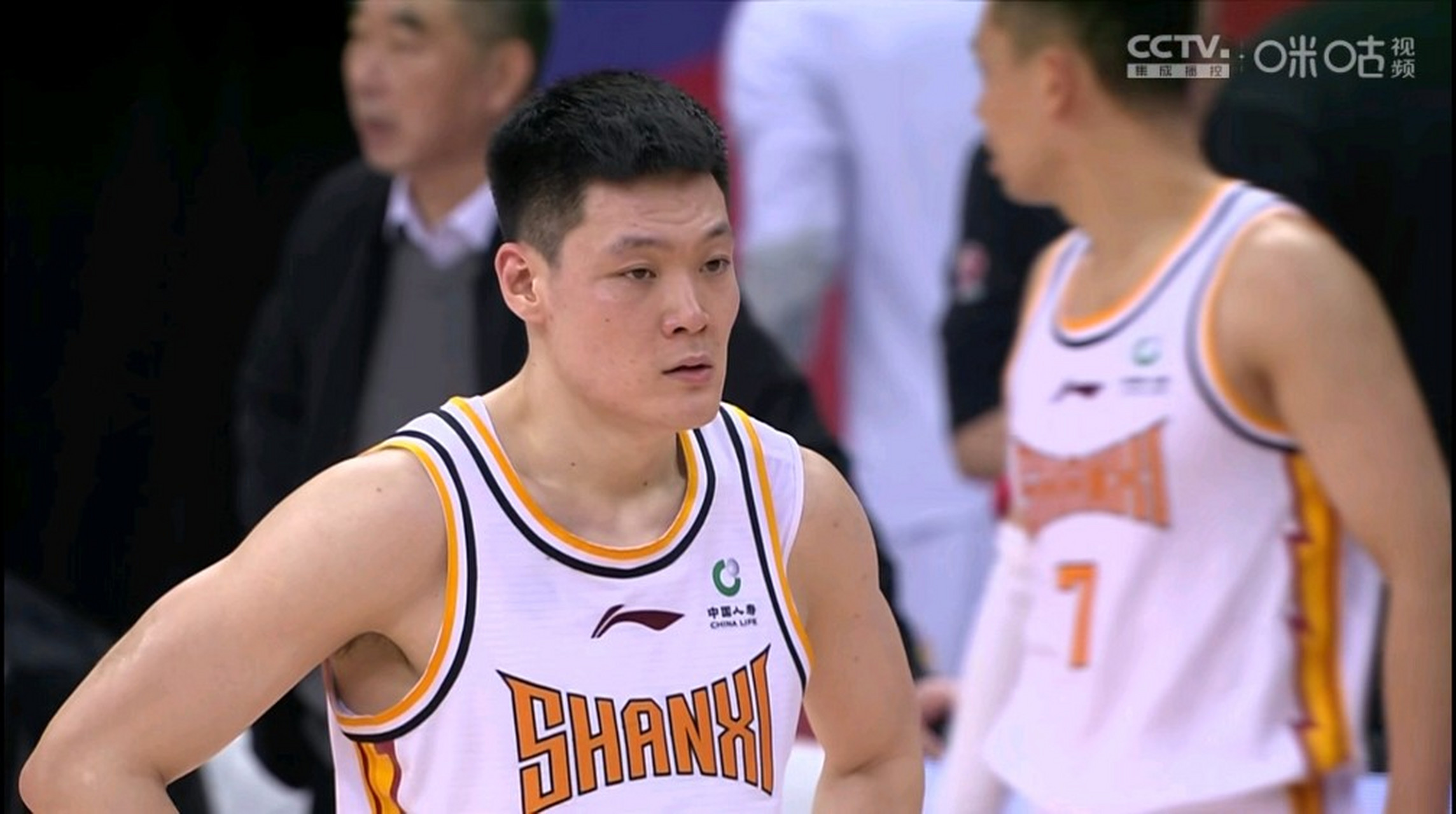 湖北男篮奋力拼搏,生龙活虎 湖北男篮奋力拼搏,生龙活虎