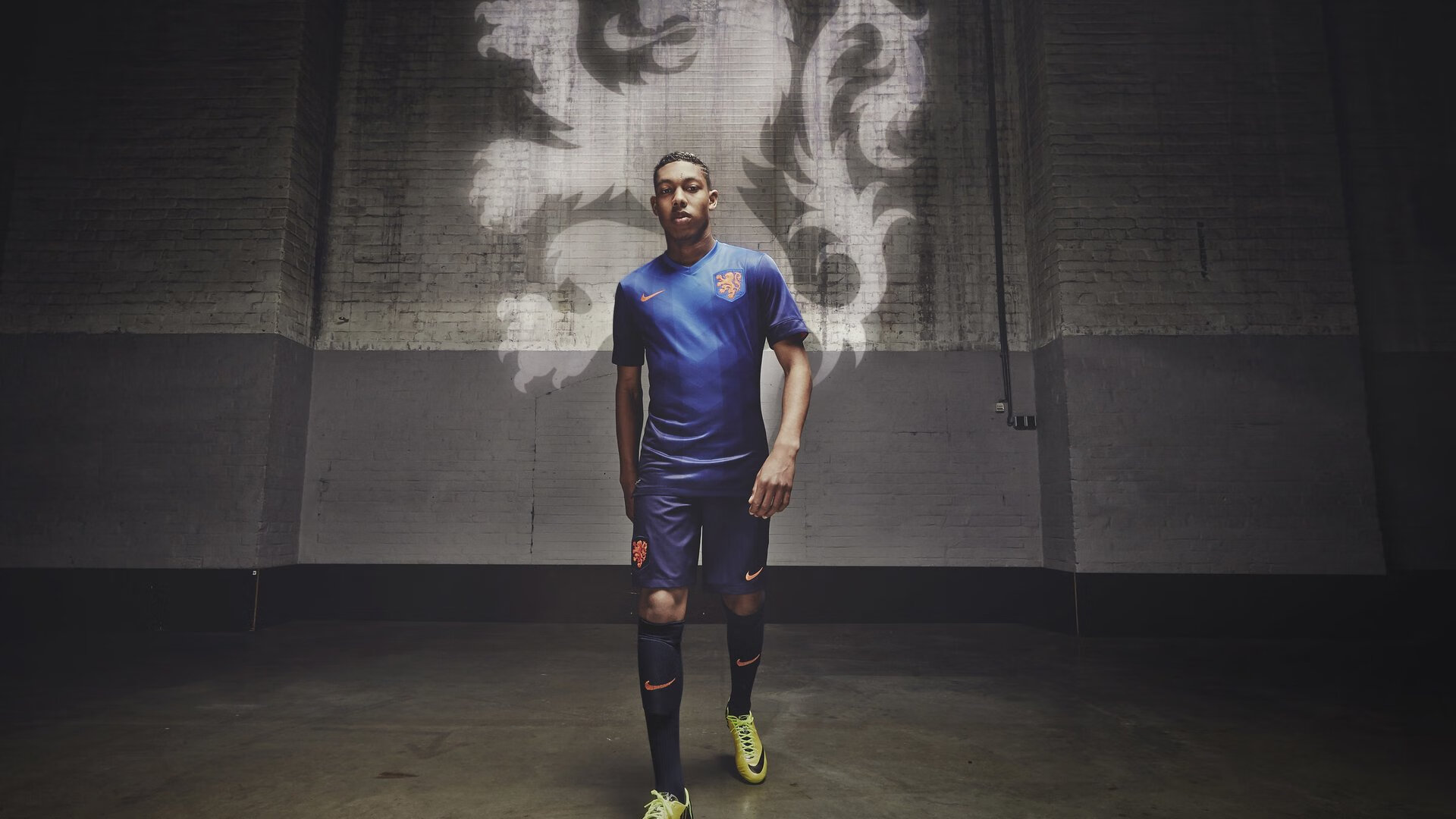 克瓦拉茨赫利亚的爆发，那不勒斯新王如何在拜仁的全面压制下照亮巴萨的夜空